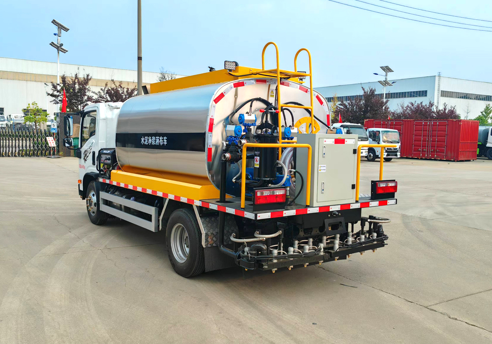 5噸重汽王牌藍(lán)牌智能瀝青灑布車(chē)